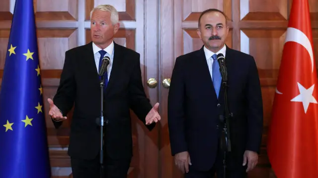 ဥရောပ ကောင်စီ အထွေထွေ အတွင်းရေးမှူး Thorbjorn Jagland (ဝဲ)နဲ့ တူရကီ နိုင်ငံခြားရေး ဝန်ကြီး တို့ ပူးတွဲ သတင်းစာ ရှင်းလင်း။