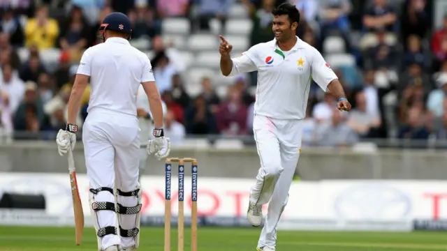 سہیل خان نے عمدہ بولنگ کرتے ہوئے چار کھلاڑیوں کو آؤٹ کیا جن میں جو روٹ کی وکٹ بھی شامل ہے۔