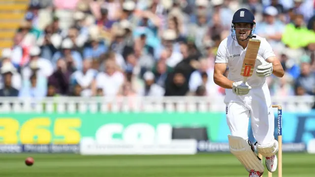 دوسرے ٹیسٹ میچ میں عمدہ بلے بازی کرنے والے ایلسٹر کک اور جو روٹ اس مرتبہ بڑی اننگز کھیلنے میں ناکام رہے۔