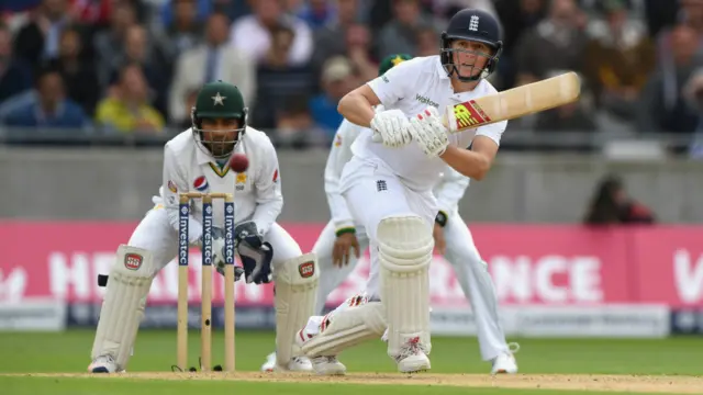 انگلینڈ کی جانب سے سب سے کامیاب بلے باز گیری بیلنس رہے جنھوں نے 70 رنز کی اننگز کھیلی۔