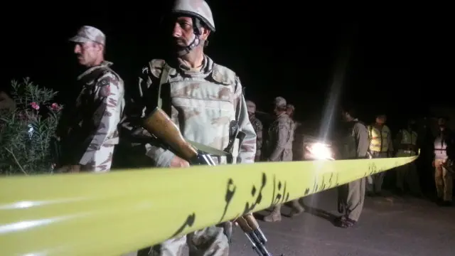 دھماکے کے باعث تین سیکورٹی اہلکاروں سمیت پانچ افراد زخمی ہوگئے