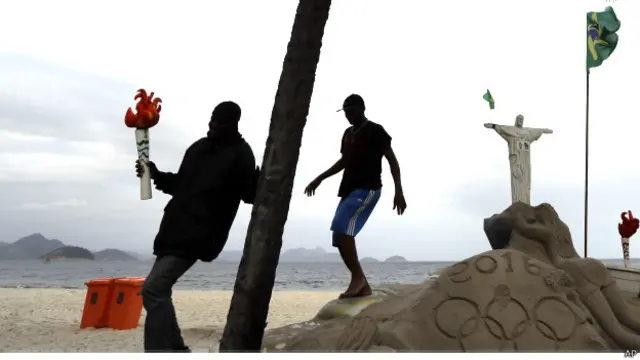 कागज़ का बना मशाल लिए एक व्यक्ति 