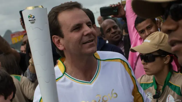Thị trưởng Rio Eduardo Paes cầm đuốc Olympic