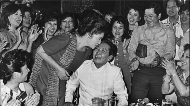 بعد 21 سنة في الحكم أطيح بالرئيس الفلبيني فردناند ماركوس عام 1986. ورشحت زوجته ايميلدا ماركوس نفسها لمنصب الرئاسة عام 1992 لكنها جاءت في المركز الخامس.