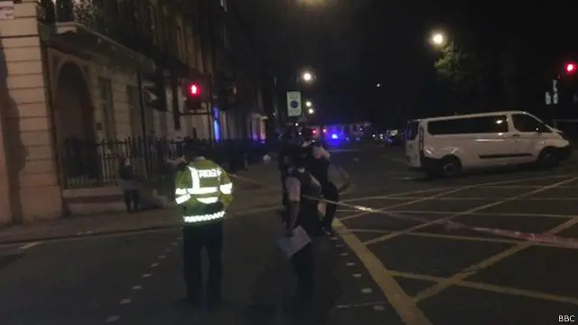 Sejumlah polisi London berjaga-jaga di sekitar lokasi serangan pisau.
