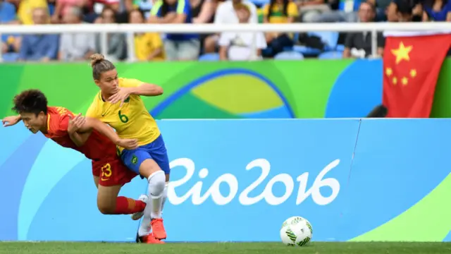 两队球员拼抢。中国队主教练赛后承认和巴西队水平有差距。