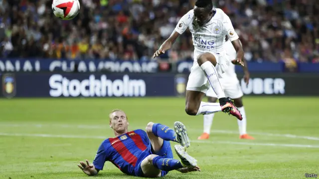 Lewat tendangan kencang dari sisi kanan kotak penalti, kiper Barcelona tak kuasa menahan tendangan Ahmad Musa.