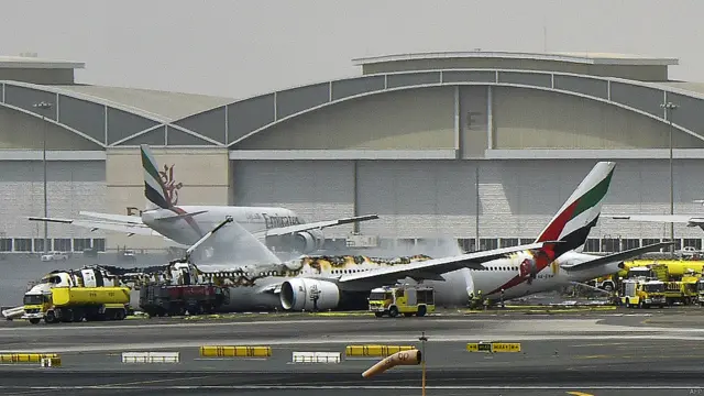 حادثے میں تمام مسافر اور عملے کے ارکان محفوظ رہے تاہم آگ بجھانے والے عملے کا ایک رکن آگ کی لپیٹ میں آ کر ہلاک ہو گیا۔