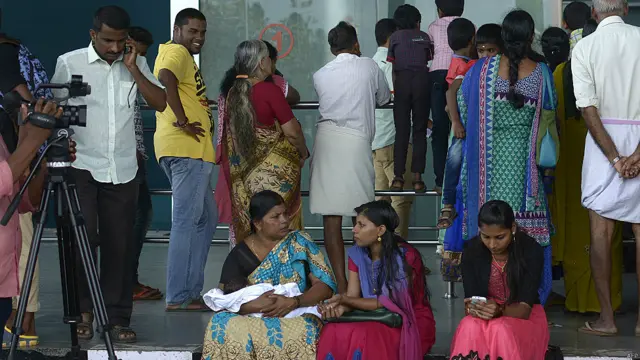 فلائٹ ای کے 521 کیرالہ کے شہر تھروونتھاپورم سے دبئی جا رہی تھی۔ حادثے کی خبر ملتی ہی تھروونتھاپورم پر جہاز کے مسافروں کے رشتہ دار اپنے پیاروں کی خیریت جاننے کے لیے جمع ہو گئے۔