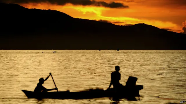 Dua orang nelayan di perairan Nusa Tenggara Timur, NTT.