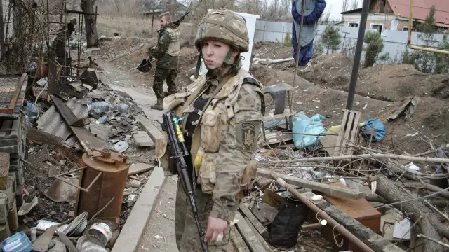 Валерія Бурлакова біля зруйнованих будинків