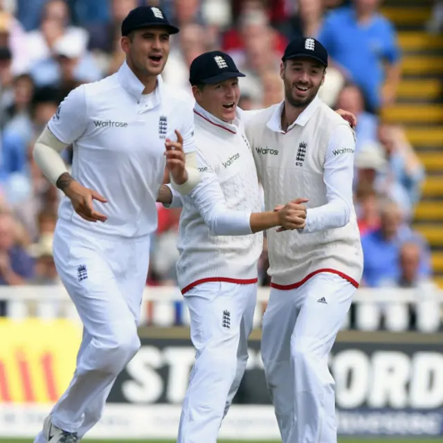 محمد حفیظ جو کہ اس ٹیسٹ سریز میں اب تک پانچ اننگز میں صرف 100 رنز بنا سکے ہیں، اس بار پھر ایک باہر جاتی ہوئی گیند کو کھیل کر گیری بیلنس کے ہاتھوں کیچ آؤٹ ہوئے۔