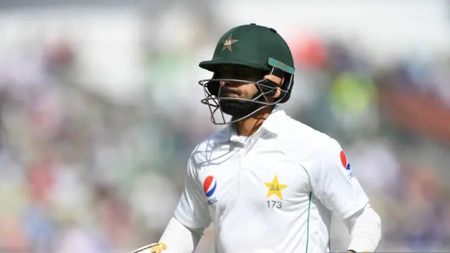 پاکستان کی جانب سے ایک بار پھر اننگز کا آغاز کچھ زیادہ بہتر نہیں تھا اور محمد حفیظ پہلے ہی اوور میں کیچ دے بیٹھے۔