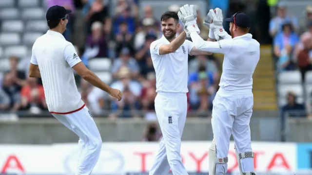 انگلینڈ کی طرف سے جیمز اینڈرسن نے اپنے پہلے ہی اوور میں پہلی وکٹ حاصل کی۔