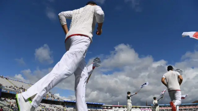 پاکستان اور انگلینڈ کے درمیان برمنگھم میں کھیلے جانے والے تیسرے ٹیسٹ میچ کے دوسرے روز کھیل کا آغاز پاکستانی اننگز سے ہوا۔