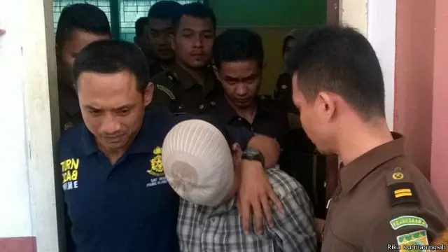 Sidang terhadap enam tersangka pelaku digelar secara tertutup di Pengadilan Negeri Bengkulu, dan tanpa dihadiri oleh keluarga Yuyun.