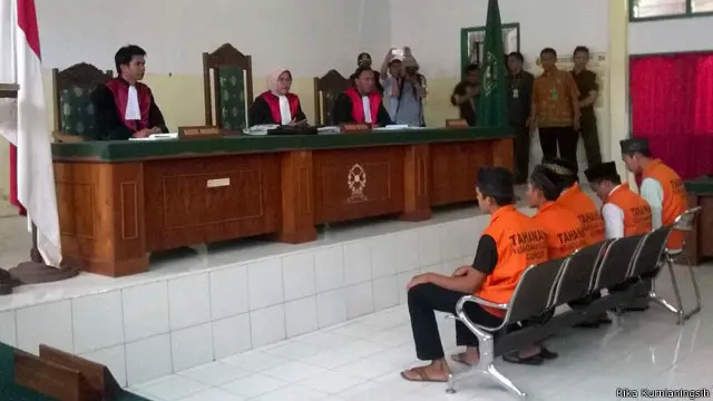 Lima tersangka pelaku dewasa didakwa melakukan pembunuhan berencana dan diancam hukuman seumur hidup atau 20 tahun penjara.