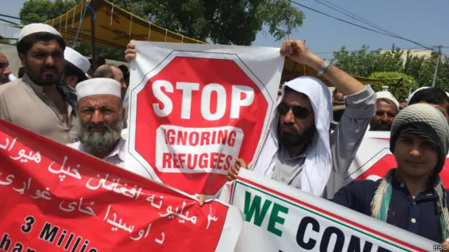 فغان پناہ گزینوں سے کہا گیا ہے کہ وہ پولیس کے خلاف شکایات درج کروانے کے لیے اشتہار میں دے گئے نمبر پر رابطہ کریں