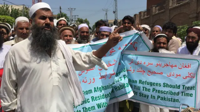 پشاور پریس کلب کے سامنے جمعرات کی صبح اس مظاہرے میں افغان پناگزینوں کے نمائندوں اور افغان شہریوں نے بڑی تعداد میں شرکت کی