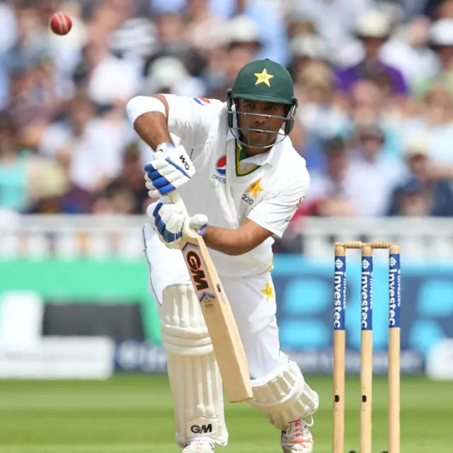 تیسرے ٹیسٹ میچ کے لیے ٹیم میں شامل کیے جانے والے پاکستانی اوپنر سمیع اسلم نے محتاط انداز میں بیٹنگ کا آغاز کیا۔ انھوں نے اظہر علی کے ساتھ مل کر دوسری وکٹ کی شراکت میں 50 سے زائد رنز بنا لیے ہیں۔