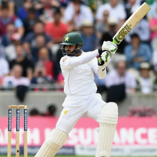 اظہر علی بھی اب تک کوئی بڑی اننگز کھیلنے میں کامیاب تو نہیں ہوئے ہیں لیکن اس اننگز میں وہ تکنیکی اعتبار سے قدرے بہتر دکھائی دے ہیں اور انھوں نے نوجوان بلے باز سمیع اسلم کا بھرپور ساتھ دیا ہے۔