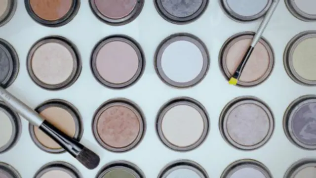 入殮師常常會用化妝品來裝扮遺體，除此之外，還會進行較多的侵入性手術，最後才將遺體平放安息（圖片來源：Getty）