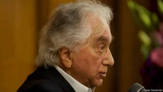 به زعم فرهت یک شهروند ایرانی تا پیش از دوران مدرن و نفوذ غرب هیچ تجربه موسیقایی در حوزه عمومی نداشته است. یعنی یک ایرانی مگر در موارد استثنایی در دربار و خانه های اشراف موسیقی را اصلا نمی شنیده است. پس از آمدن صفحه گرامافون و رادیو و تلویزیون بود که موسیقی وارد خانه ایرانیان شد.