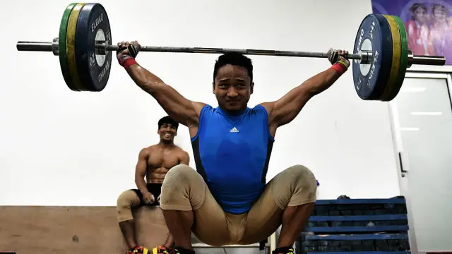 Atlet angkat besi, Triyatno, sedang berlatih.