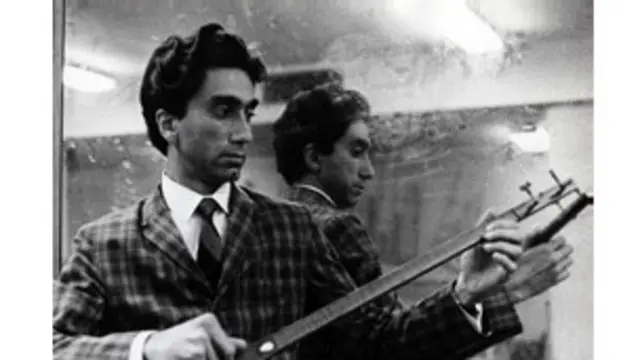 هرمز فرهت متولد ۱۳۰۷ در ایران است. او که تحصیلاتش را تا مدرک دکترای موسیقی در دانشگاه یو سی ال ای امریکا ادامه داد پس از بازگشت به ایران از سال ۱۳۵۰ تا ۱۳۵۷ رییس دپارتمان موسیقی دانشگاه تهران بوده است. آقای فرهت موسیقی تعدادی از فیلم های سینمای ایران از جمله جنوب شهر، گاو، پستچی، دایره مینا و آرامش در حضور دیگران را ساخته است. هرمز فرهت در تابستان ۵۸ از ایران خارج شد و هم اکنون ساکن کشور ایرلند است. او از ۱۹۸۲ تا ۱۹۹۵ رییس دپارتمان موسیقی دانشگاه ترینیتی دوبلین بوده است. از هرمز فرهت کتابی با عنوان "مفهوم دستگاه در موسیقی ایران" در ۱۹۹۰ توسط انتشارات دانشگاه کمبریج منتشر شده است.