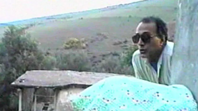 نمایی از فیلم 'آن‌سوی زیر درختان زیتون'