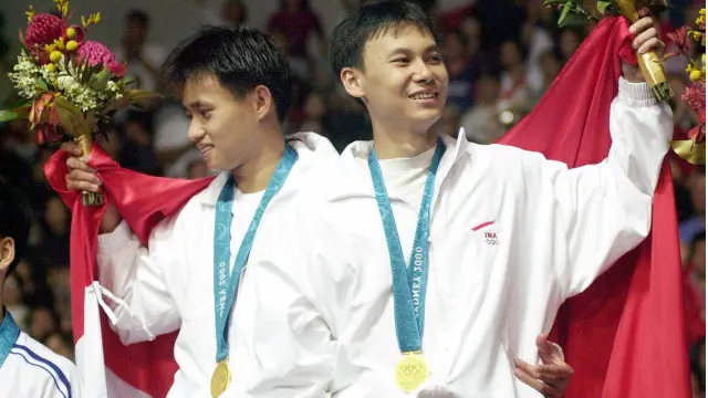 Candra Wijaya (kiri) dan Tony Gunawan (kanan) berada di podium ketika meraih medali emas dalam Olimpiade Sydney.