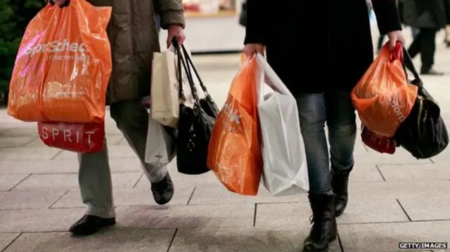 QE cho phép các doanh nghiệp đầu tư và người tiêu dùng chi tiêu nhiều hơn, tạo cú hích dây chuyền cho nền kinh tế.