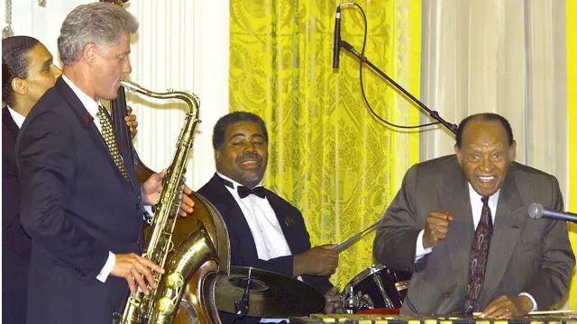 Президент Білл Клінтон грав на саксофоні, а його дружина Гілларі, яка балотується в президенти, каже, що не має слуху