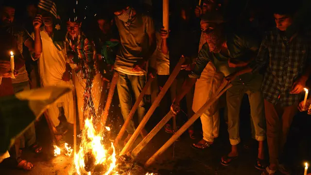 جنوبی کشمیر میں لوگوں نے رات کے دوران پولیس اور نیم فوجی اہلکاروں کی جانب سے مکینوں کی مار پیٹ کرنے کی کارروائیوں پر سخت برہمی کا اظہار کیا