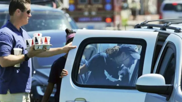 萨莎·奥巴马下班后被保安开车接走