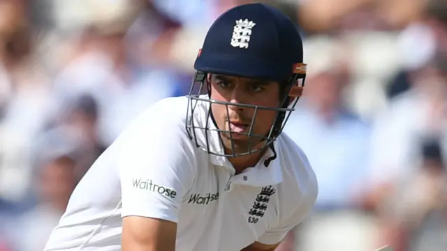  ایلسٹر کک نے پانچ چوکوں کی مدد سے اپنی نصف سنچری سکور کی