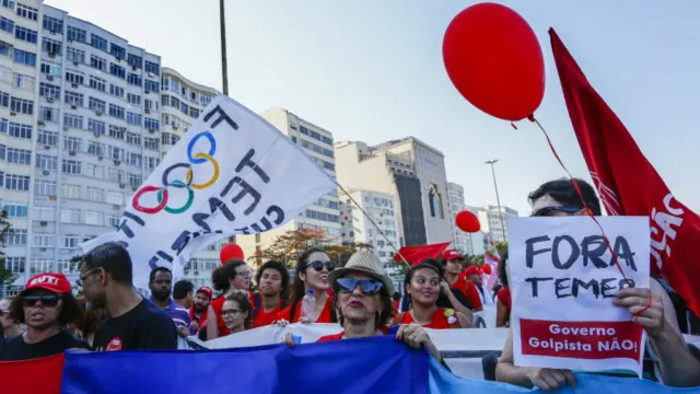 示威者再次走上街头发起反对抗议活动，以此来表达对政府当局为举办里约奥运支出巨额花费的不满和愤怒。