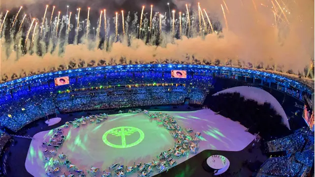 開幕式不斷放焰火，烘托歡慶氣氛。