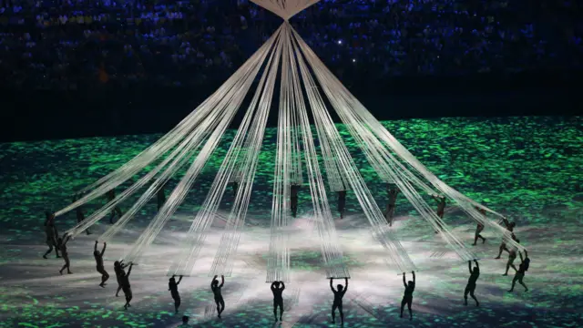 برازیل کې د اولمپیک سیالۍ داسې مهال پیل شوې، چې دغه هېواد کې سیاسي کړکېچ د بې ثباتۍ ډېرېدو وېره خپره کړې ده.