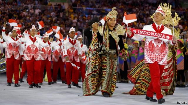 Kontingen Indonesia berpartisipasi dalam parade pembukaan Olimpiade 2016 di Stadion Maracana, Rio de Janeiro, Brasil. 