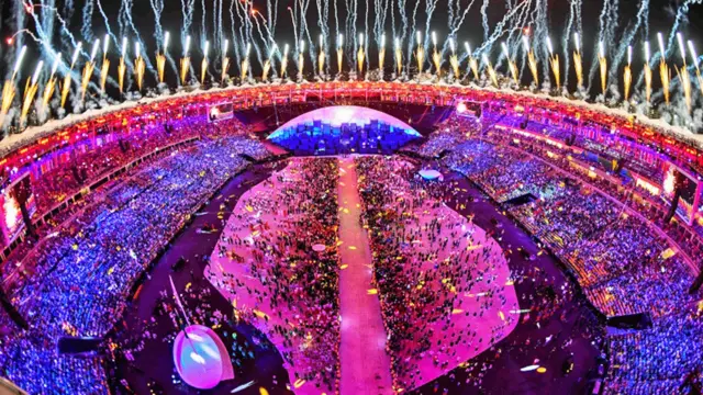 د اولمپیک پرانیستلو مراسم د جمعې پر شپه د ښځینه فوټبال سیالیو له پیلېدا دوه ورځې وړاندې پیل شول.