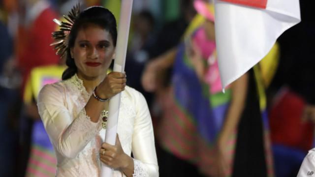 Maria Londa tampil paling depan, memegang tonggak bendera Indonesia.