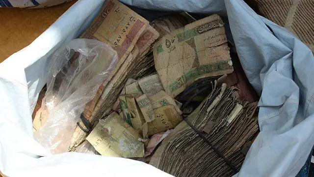 یو لس، شل او یا پنځوس افغانیګي نوټ چې د جیب په څنډه کې زوړ او ګونځې شوي وي ښايي ځان ترې خلای او یوه سواګر ته یې ورکړی، خو دا د لسو،۱۰۰ یا زرو افغانیو خبر نه ده، هر کال له ۵ تر ۶ میلیارده افغانۍ زړې او په بازار کې له چلښت وځي.