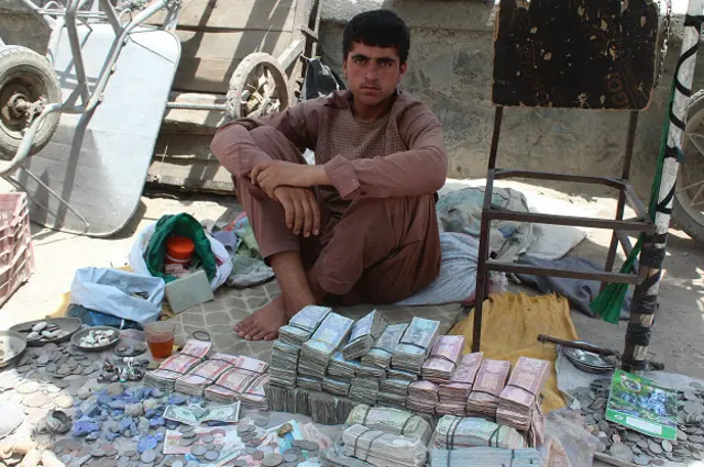 د افغانستان په شان یوه دودیز هېواد کې چې شاوخوا ۷۰ سلنه وګړي یې بېسواده دي د دغې چارې پرمختیا او برېښنايي بانکدارۍ رواجېدل به کلونه وخت ته اړتیا ولري.