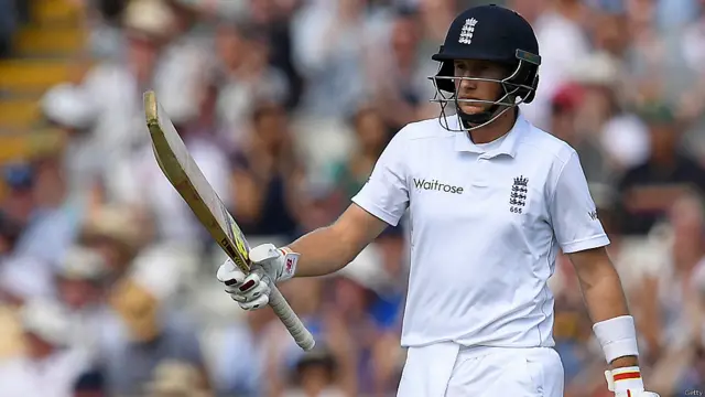 اوپنرز کے آؤٹ ہونے کے بعد جو روٹ نے عمدہ اننگز کھیلتے ہوئے اپنی نصف سنچری مکمل کی اور 62 پر کیچ آؤٹ ہو گئے