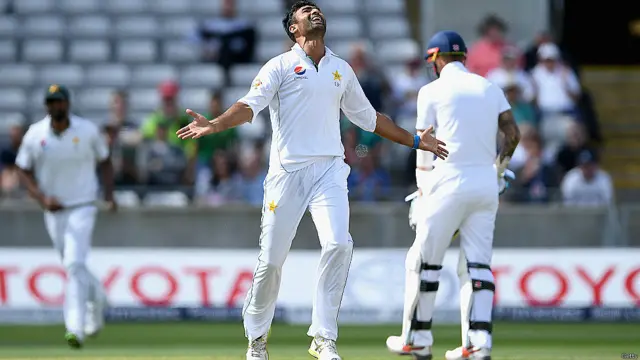 سنیچر کو چوتھے دن کے آغاز پر ہی انگلینڈ کو پہلا نقصان کپتان ُکک کی صورت میں اٹھانا پڑا، جن کا 66 کے انفرادی سکور پر سہیل خان کی گیند پر یاسر شاہ نے خوبصورت کیچ پکڑا۔
