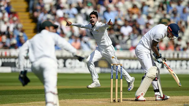 اس کے اگلے ہی اوور میں محمد عامر کی گیند پر ہیلز 54 رنز بنا کر یونس خان کے ہاتھوں کیچ آؤٹ ہو گئے
