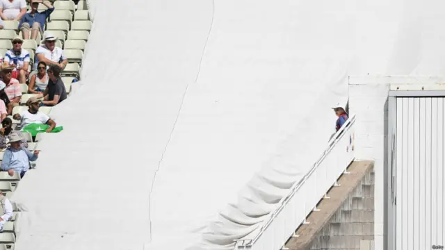 وائٹ سکرین کے سامنے ایک خاتون کے غلطی سے آ جانے کی وجہ سے کھیل کو مختصر وقت کے لیے روکنا پڑا