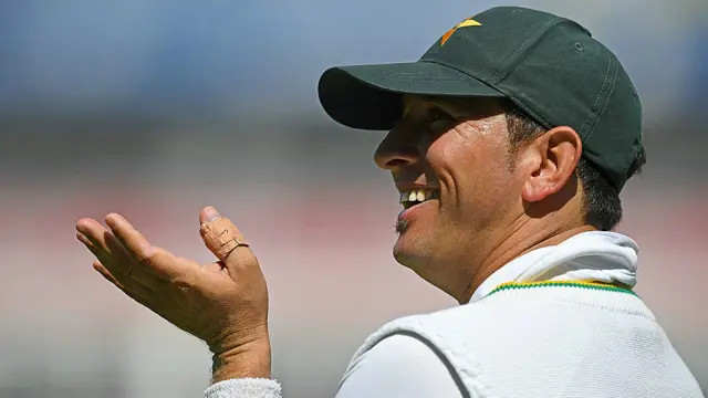 روٹ کو یاسر شاہ نے آؤٹ کیا اور یہ اس ٹیسٹ میچ میں ان کی دوسری وکٹ تھی