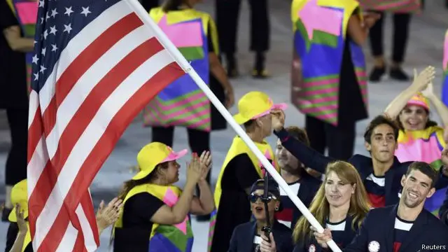 游泳选手菲尔普斯举旗带领美国队入场